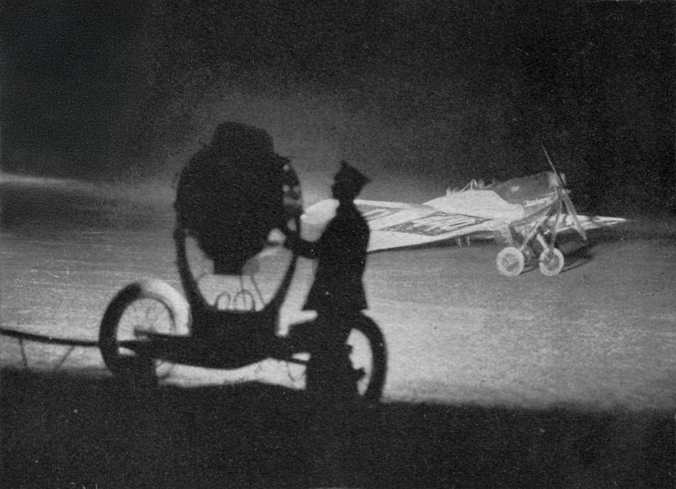 Scheinwerfer mit angestrahltem Flugzeug